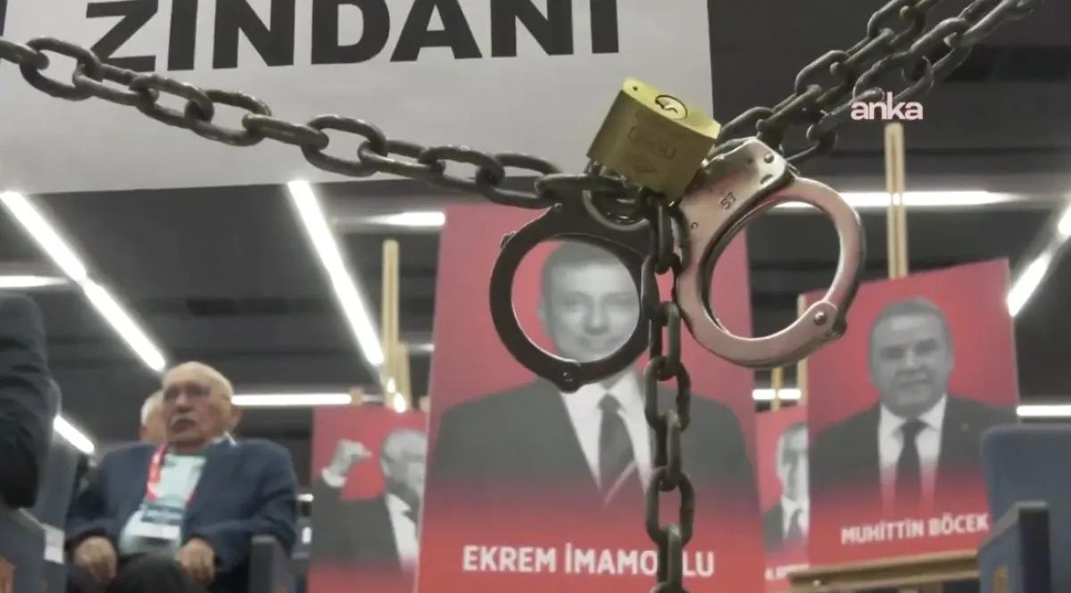 CHP’de kurultay atmosferine damga vuran detay! Zincirler, kelepçeler ve “Silivri Zindanı” 2