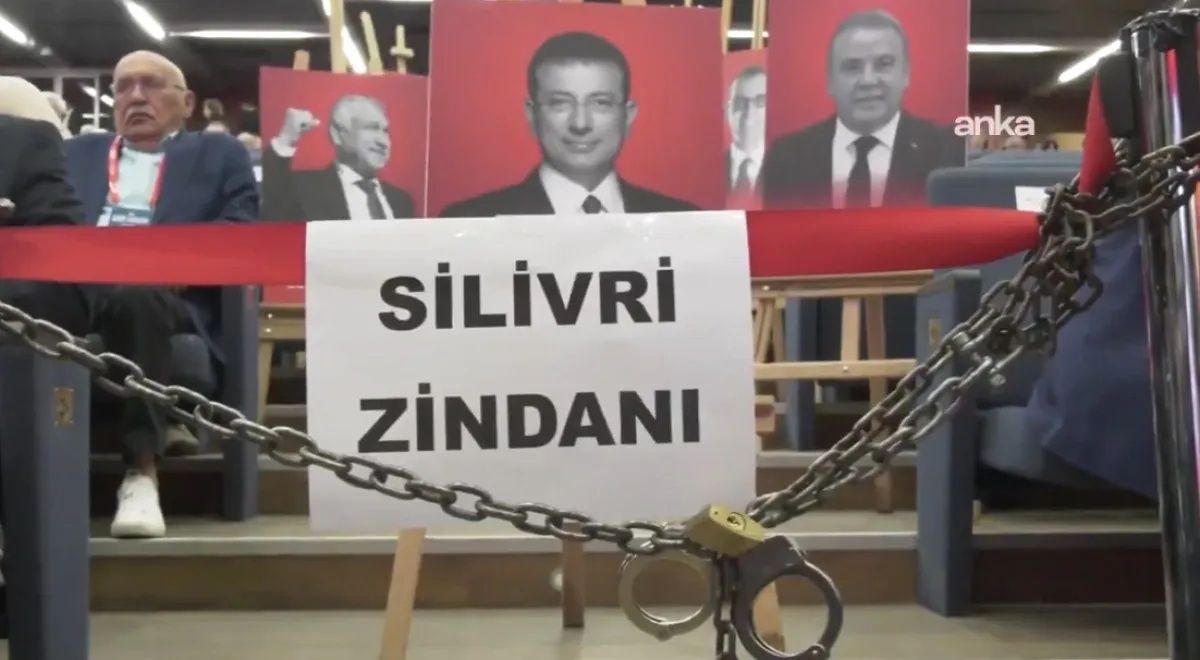 CHP’de kurultay atmosferine damga vuran detay! Zincirler, kelepçeler ve “Silivri Zindanı” 1