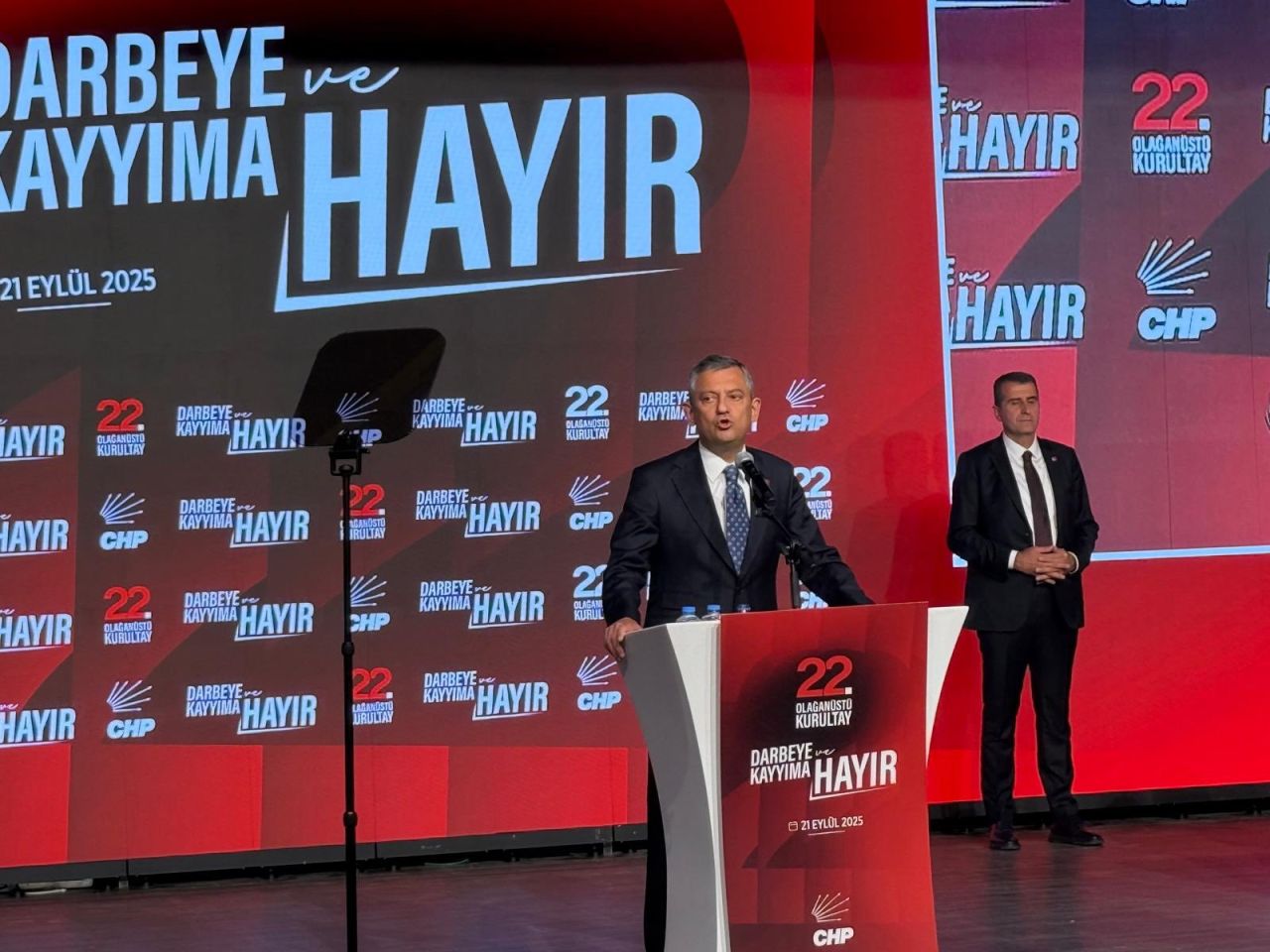 CHP’de kurultay atmosferine damga vuran detay! Zincirler, kelepçeler ve “Silivri Zindanı” 4