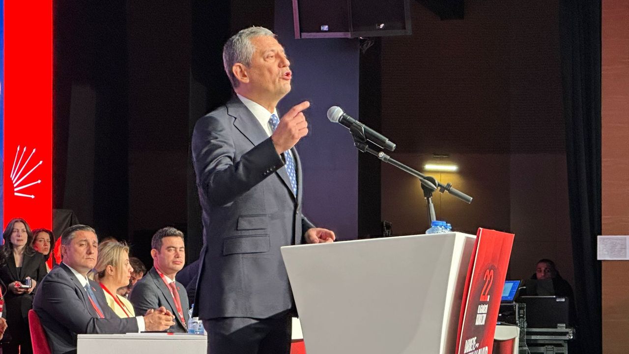 CHP’de kurultay atmosferine damga vuran detay! Zincirler, kelepçeler ve “Silivri Zindanı” 3