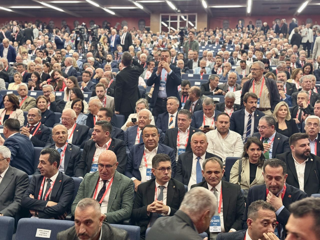 CHP’de kurultay atmosferine damga vuran detay! Zincirler, kelepçeler ve “Silivri Zindanı” 5