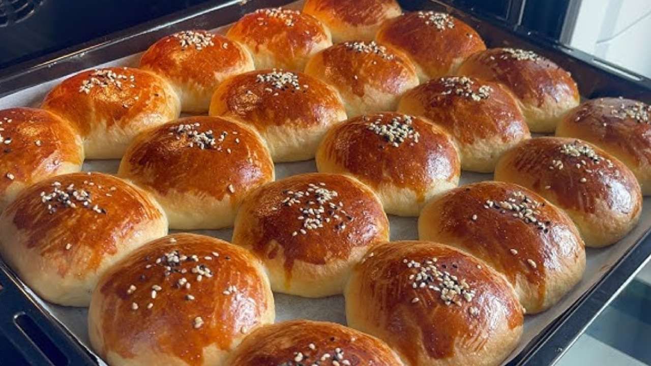 Hamura 1 kaşık eklemek yetiyor; Dereotlu poğaçanın kıyır kıyır olmasını sağlıyor 10
