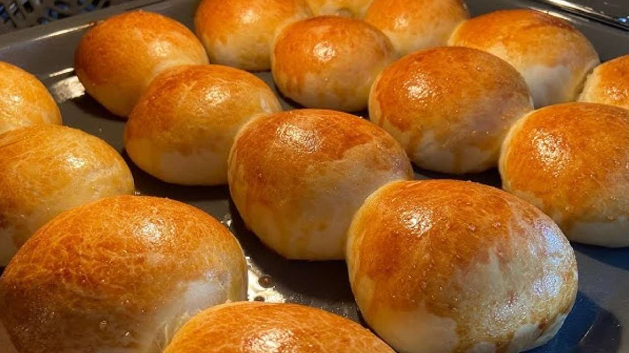Hamura 1 kaşık eklemek yetiyor; Dereotlu poğaçanın kıyır kıyır olmasını sağlıyor 6
