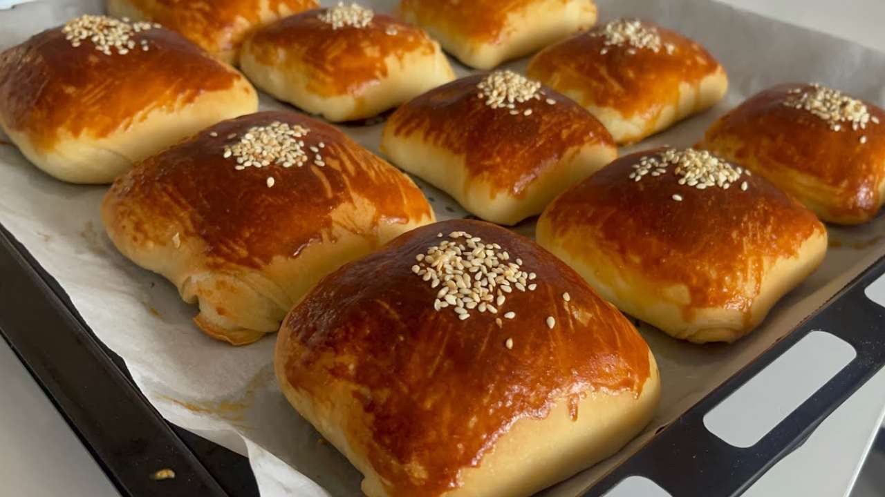 Hamura 1 kaşık eklemek yetiyor; Dereotlu poğaçanın kıyır kıyır olmasını sağlıyor 5