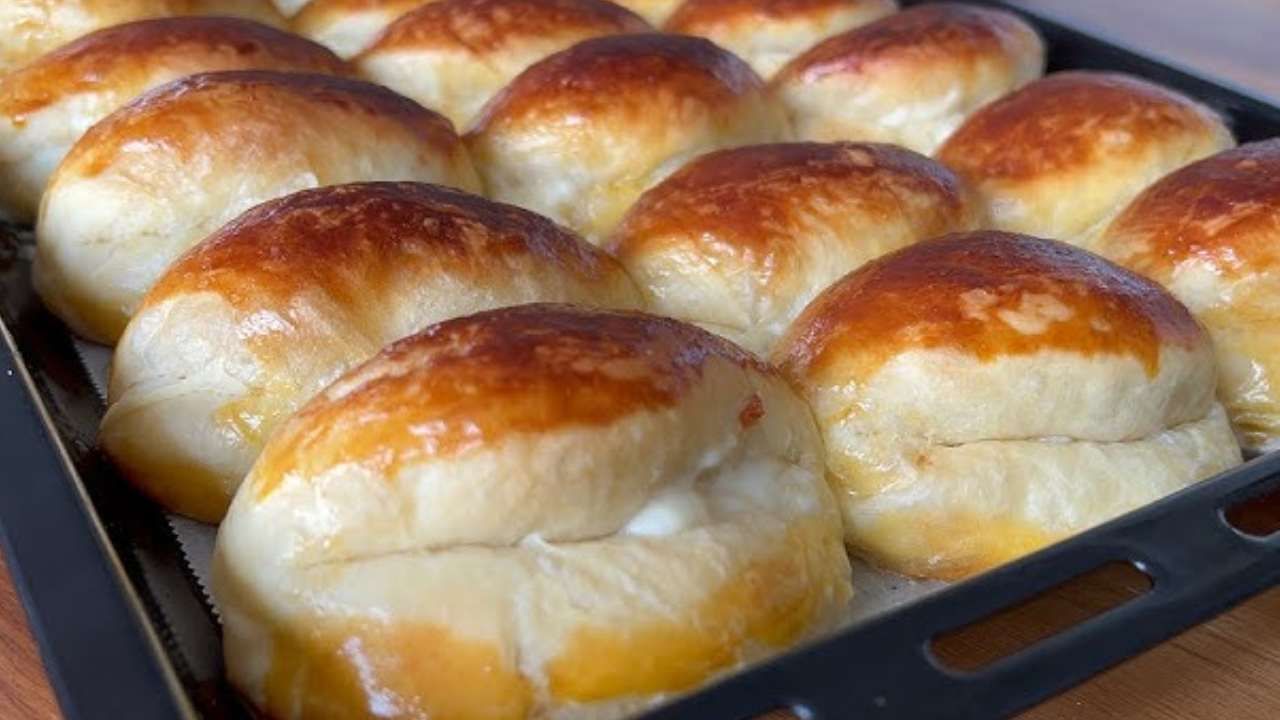 Hamura 1 kaşık eklemek yetiyor; Dereotlu poğaçanın kıyır kıyır olmasını sağlıyor 4