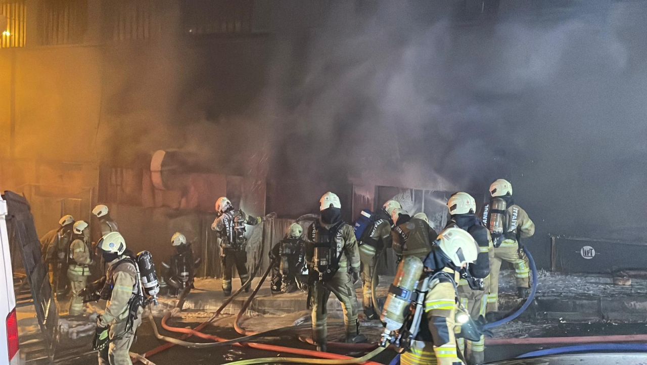 Yoğun duman mahalleyi kapladı! Kağıthane’de matbaa deposunda yangın paniği 1