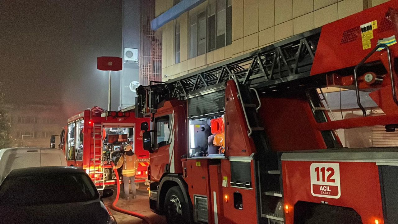 Yoğun duman mahalleyi kapladı! Kağıthane’de matbaa deposunda yangın paniği 4