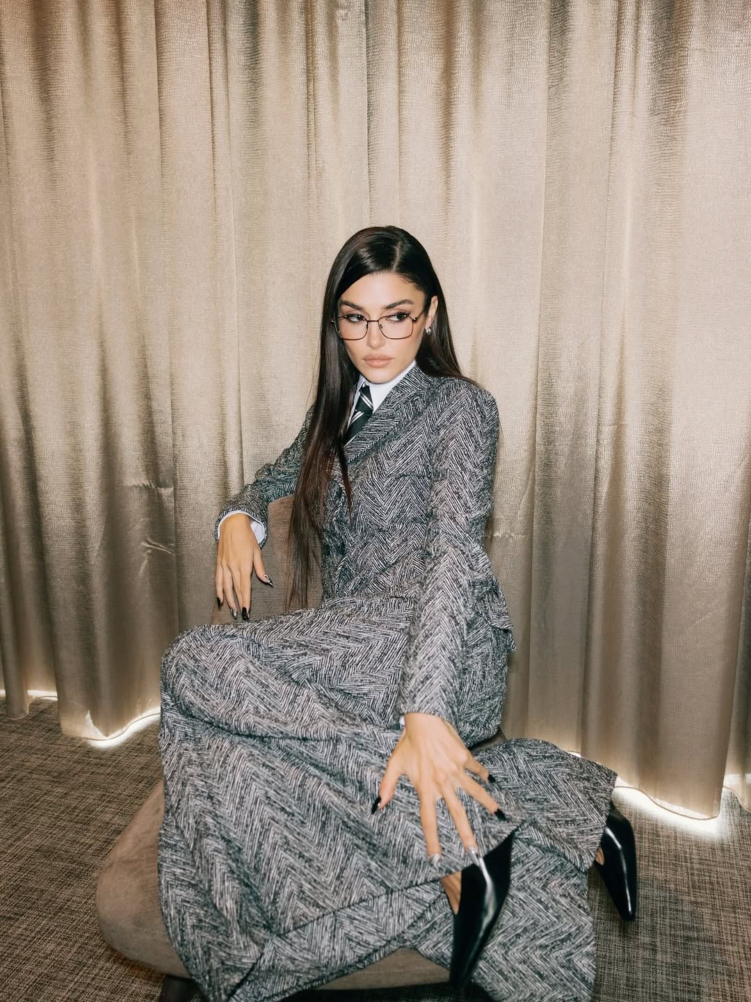 Hande Erçel, maskülen tarzıyla Milano Moda Haftası’na damga vurdu! 8