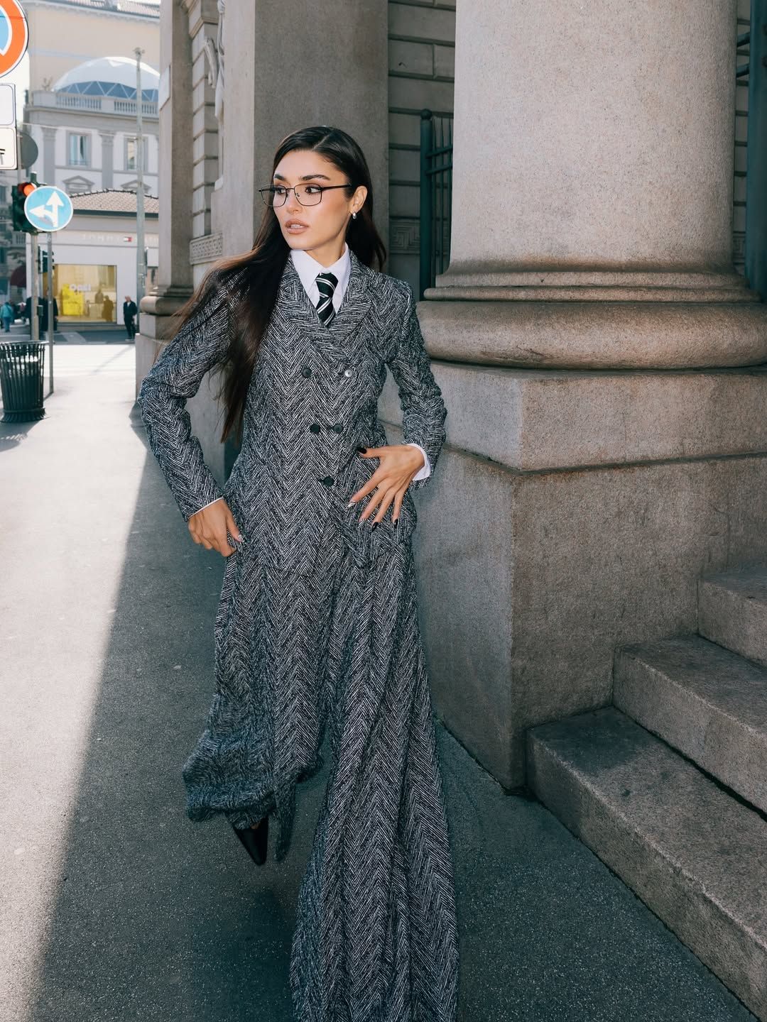Hande Erçel, maskülen tarzıyla Milano Moda Haftası’na damga vurdu! 9