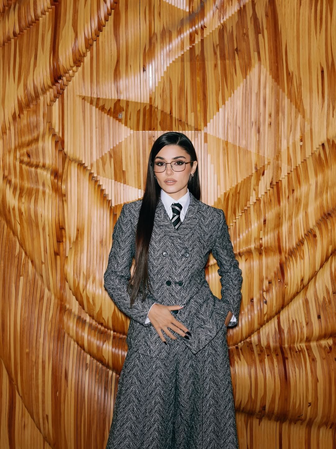 Hande Erçel, maskülen tarzıyla Milano Moda Haftası’na damga vurdu! 1