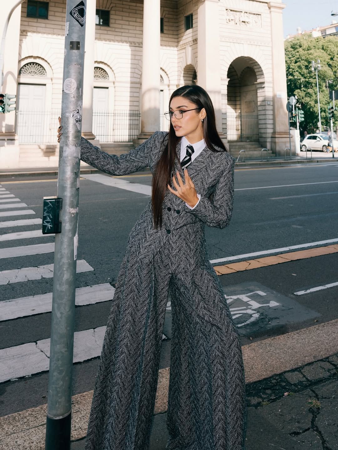 Hande Erçel, maskülen tarzıyla Milano Moda Haftası’na damga vurdu! 2