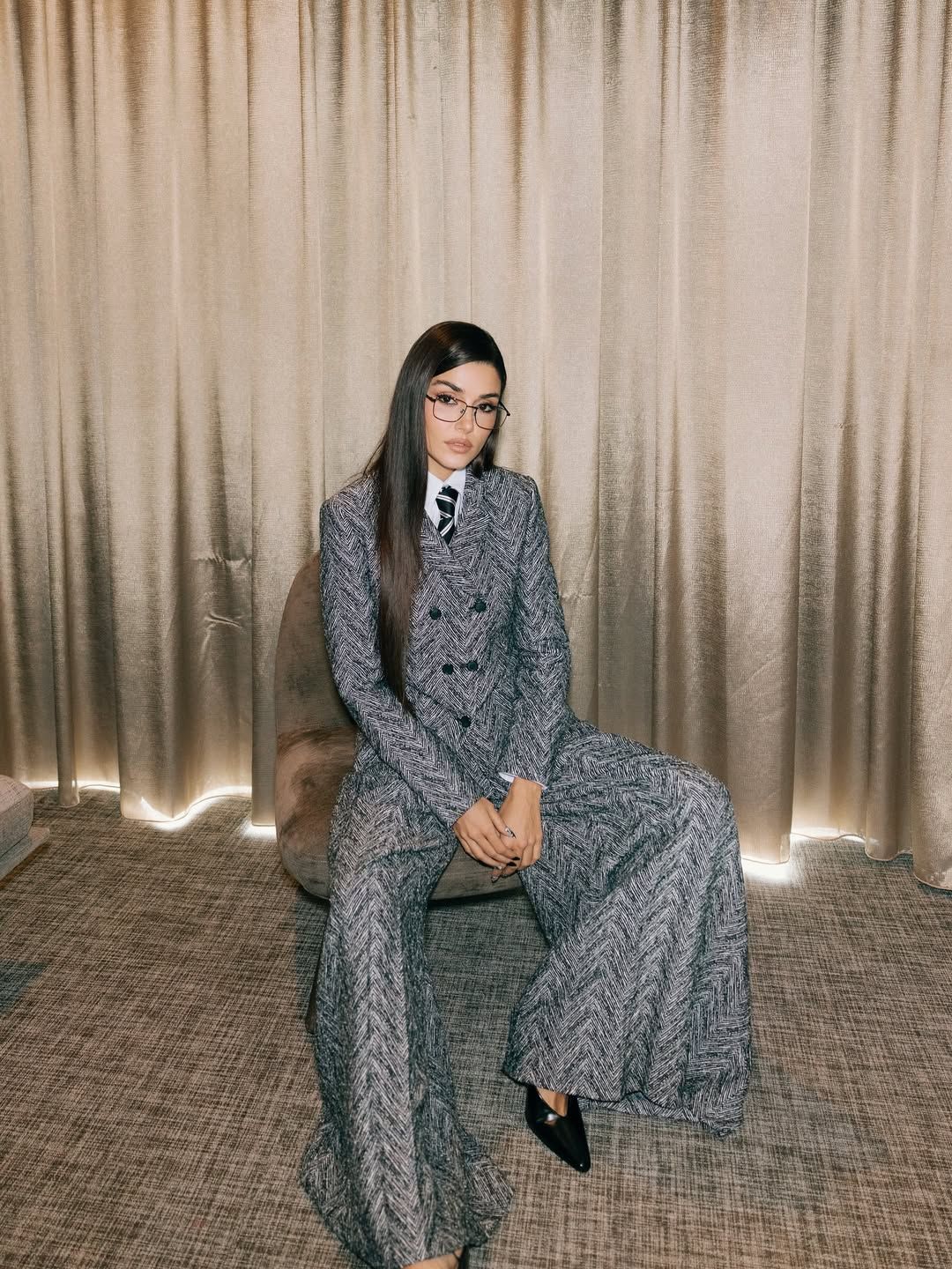 Hande Erçel, maskülen tarzıyla Milano Moda Haftası’na damga vurdu! 3