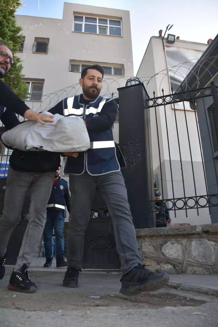 Görüntüler infial yarattı... Çocuklarının boğazına bıçak dayamıştı: Şiyar Alpaslan ağır ceza mahkemesinde yargılanacak! 6