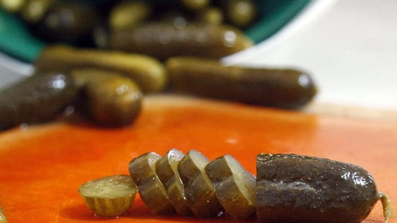 41 yıllık turşucu doğru oranı açıkladı... Yumuşamayan ve asla erimeyen sert turşu için 3-4 adet ekleyin 4