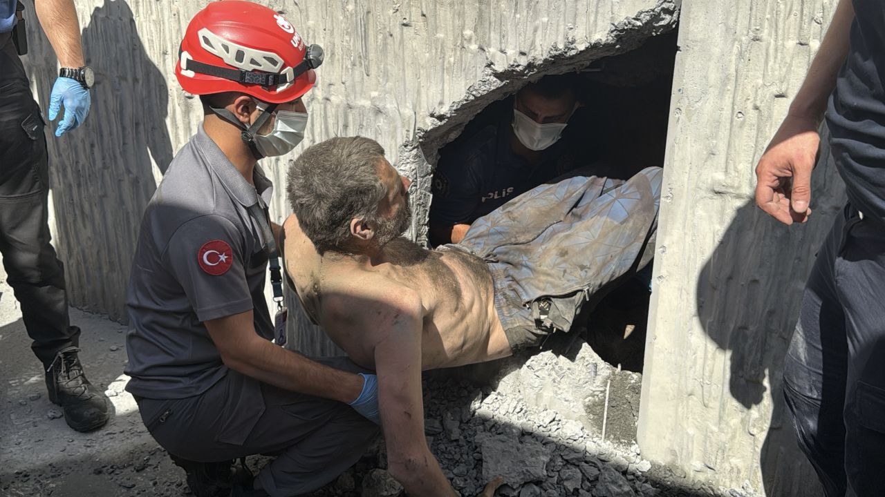Duvar arası kabusu! Mahsur kaldı, 6 saat süren operasyonla kurtarıldı 1