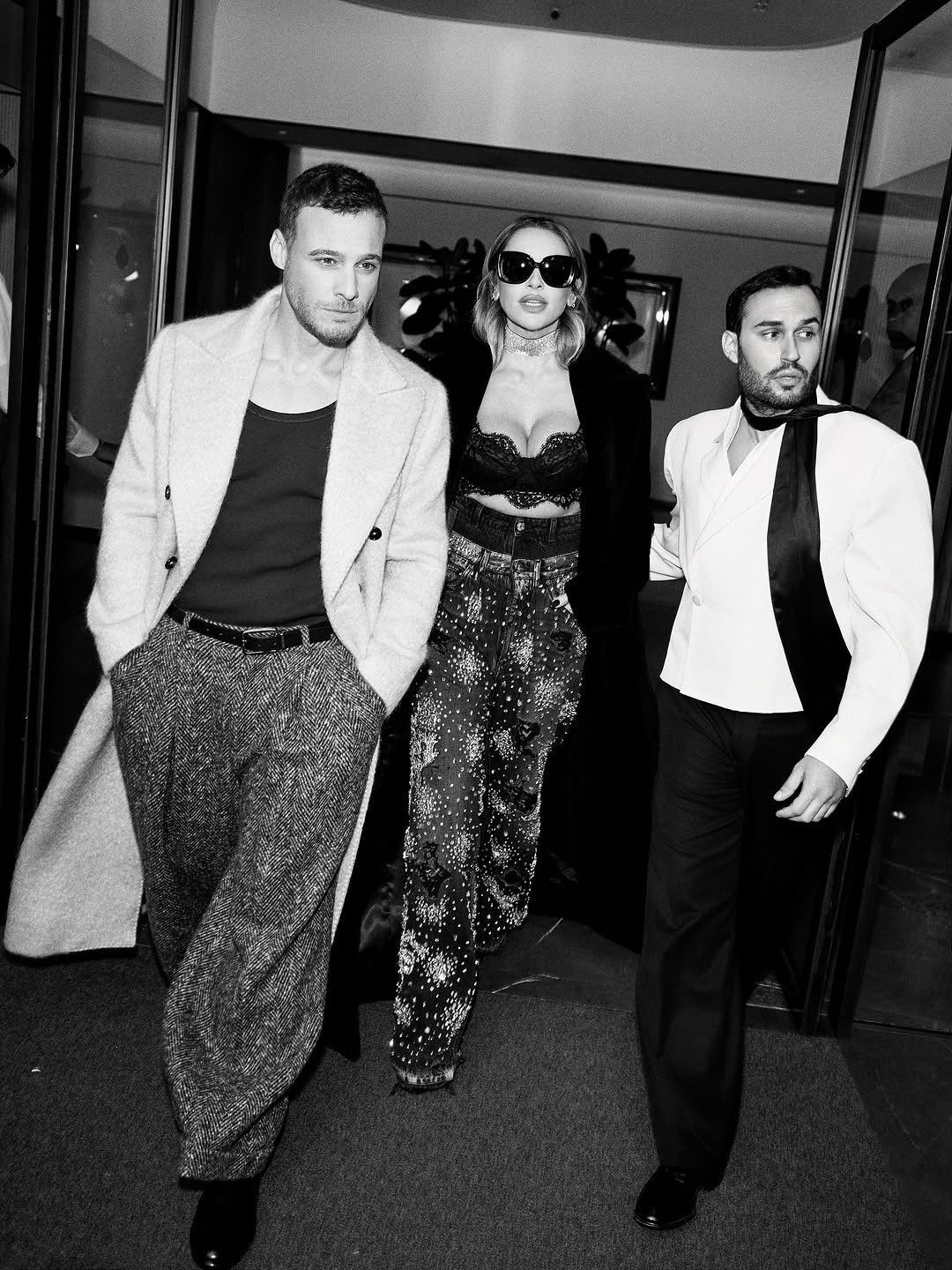 Hadise ve Kerem Bürsin Milano Moda Haftası’nda! Dantelli sütyen-pantolon kombiniyle geceye damga vurdu 3