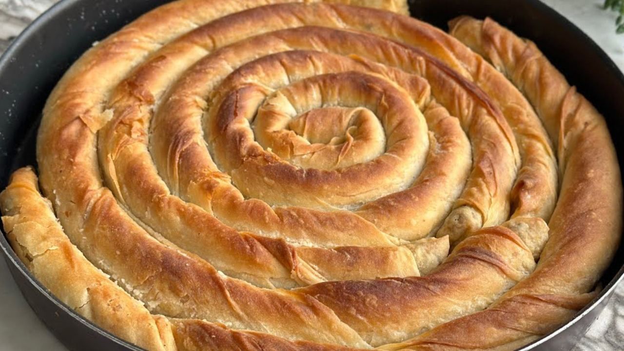 Kastamonu'dan gelen sır... Hamura 1 bardak eklenirse börek asla yumuşamıyor ve çıtır çıtır oluyor! 3