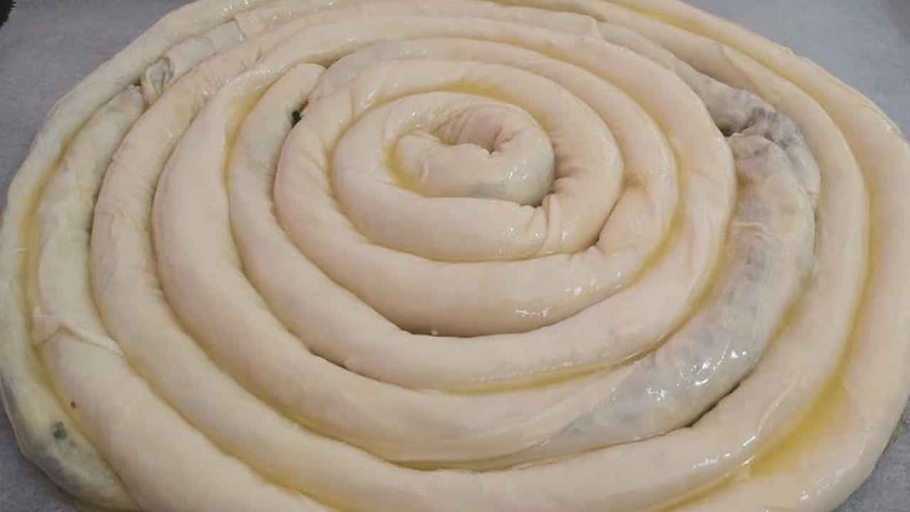 Kastamonu'dan gelen sır... Hamura 1 bardak eklenirse börek asla yumuşamıyor ve çıtır çıtır oluyor! 1