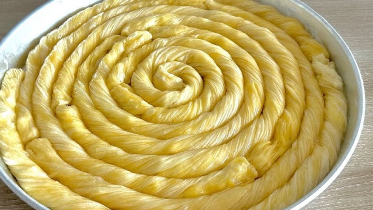 Kastamonu'dan gelen sır... Hamura 1 bardak eklenirse börek asla yumuşamıyor ve çıtır çıtır oluyor! 2