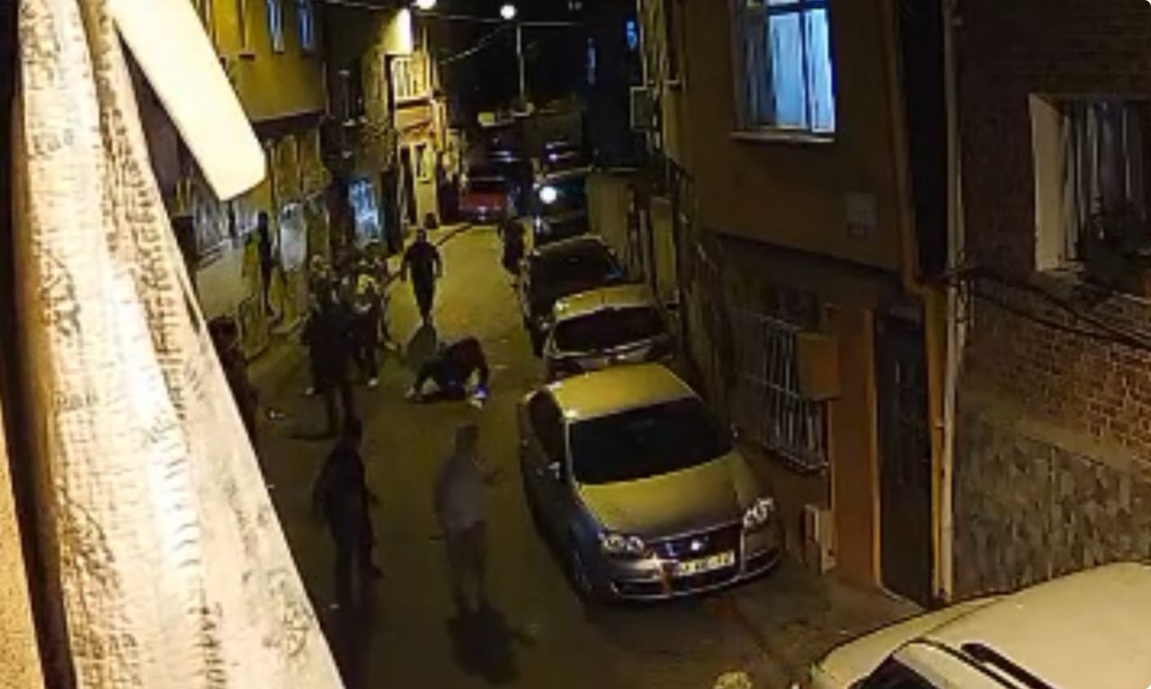 Kardeş cinayeti hesabı! Akrabasını silahla vurdu, yerde tekmeledi 1
