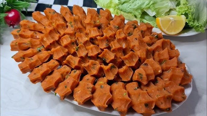 Hatay usulü mercimek köftesinin püf noktası; 1 çay kaşığı ekleyince tam kıvamında ve ölçülü oluyor. 4
