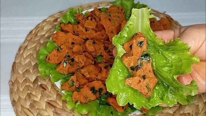 Hatay usulü mercimek köftesinin püf noktası; 1 çay kaşığı ekleyince tam kıvamında ve ölçülü oluyor. 2
