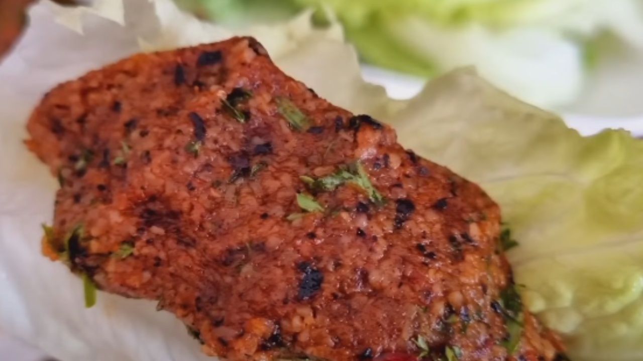 Hatay usulü mercimek köftesinin püf noktası; 1 çay kaşığı ekleyince tam kıvamında ve ölçülü oluyor. 8