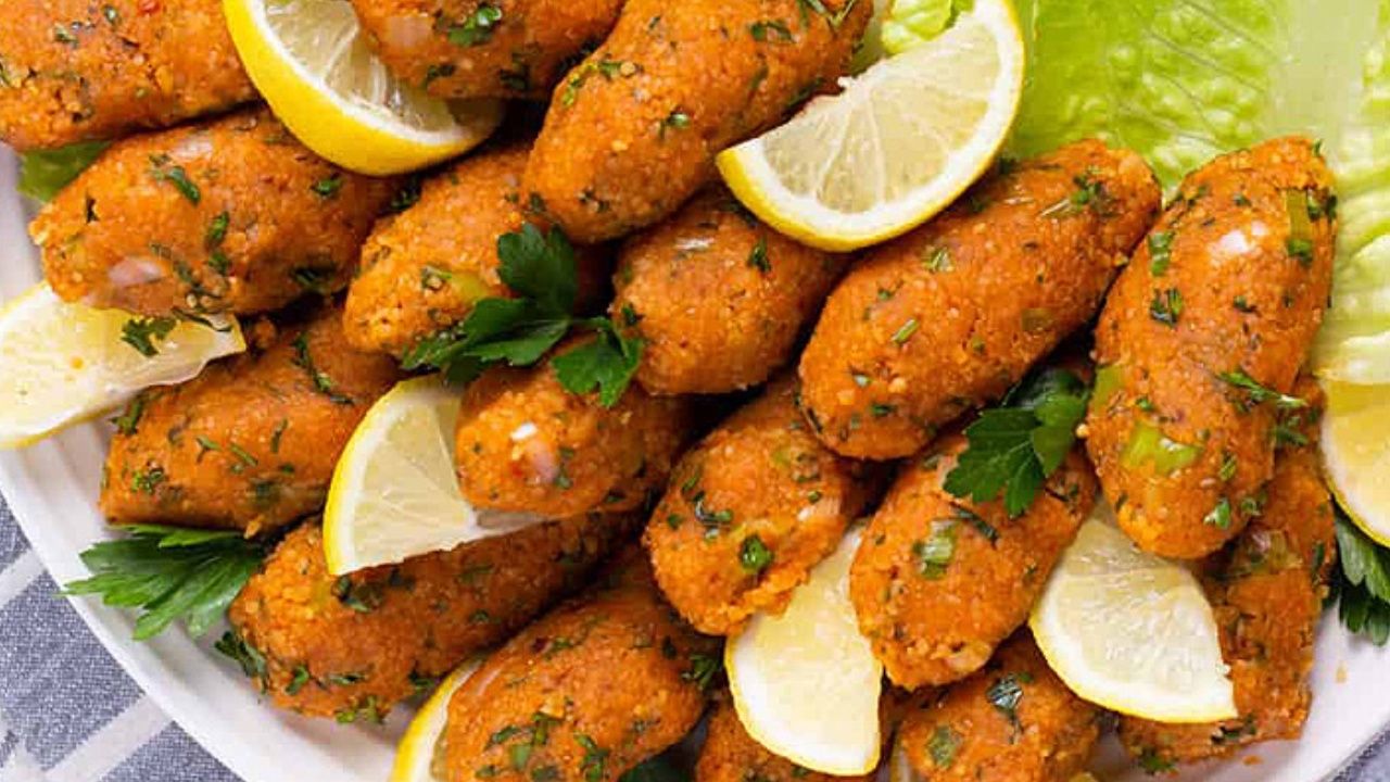 Hatay usulü mercimek köftesinin püf noktası; 1 çay kaşığı ekleyince tam kıvamında ve ölçülü oluyor. 7