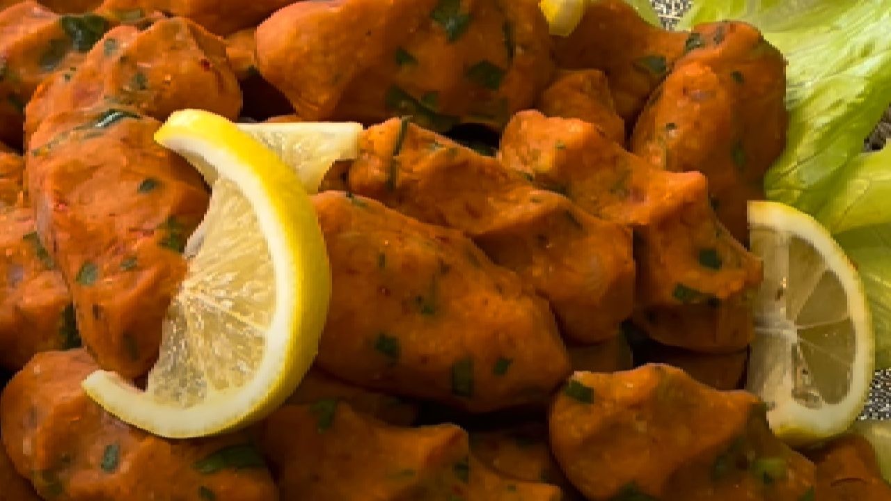 Hatay usulü mercimek köftesinin püf noktası; 1 çay kaşığı ekleyince tam kıvamında ve ölçülü oluyor. 10