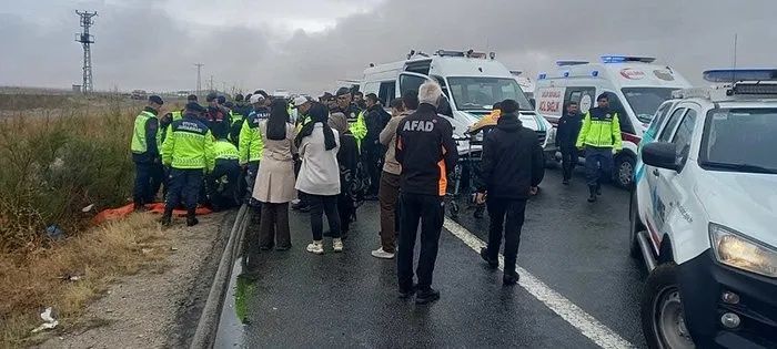 Aksaray’da otoyolda feci kaza: Jandarma minibüsüne çarpan araç faciaya yol açtı! 2 asker şehit, 1 sivil hayatını kaybetti 3