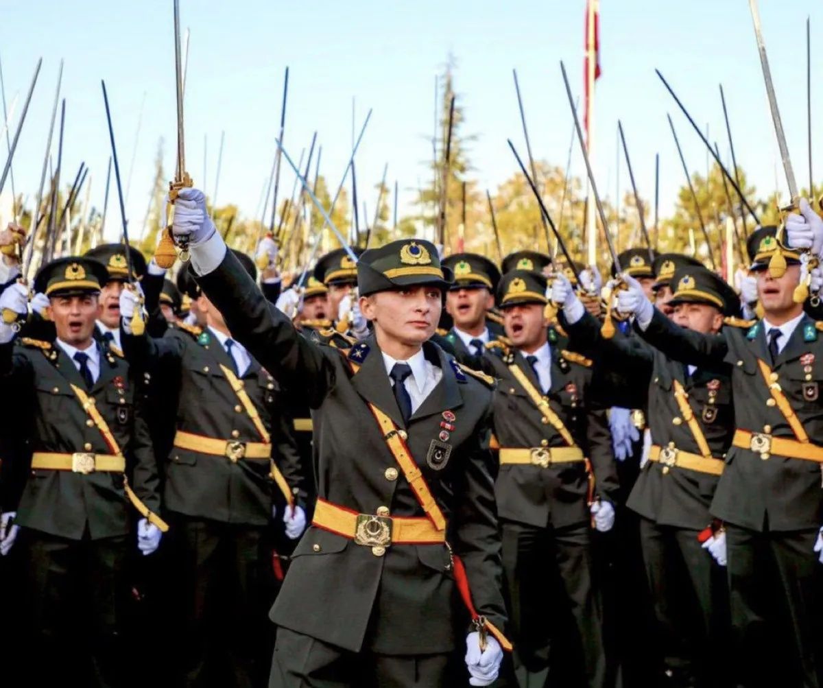 Kılıçlı yemin sonrası TSK’dan ihraç edilen Teğmen Ebru Eroğlu’nun son hali gündem oldu 2