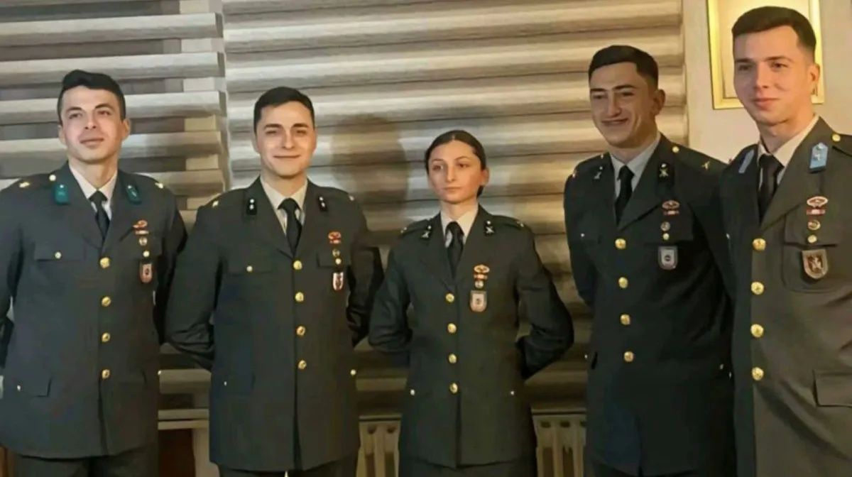 Kılıçlı yemin sonrası TSK’dan ihraç edilen Teğmen Ebru Eroğlu’nun son hali gündem oldu 4