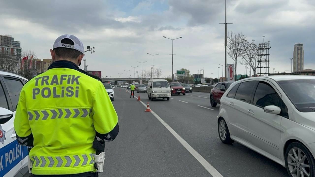 Yeni yaptırımlar geliyor! Kırmızı ışıktan yol kesmeye trafik cezaları sil baştan! İşte madde madde yeni trafik cezaları 4