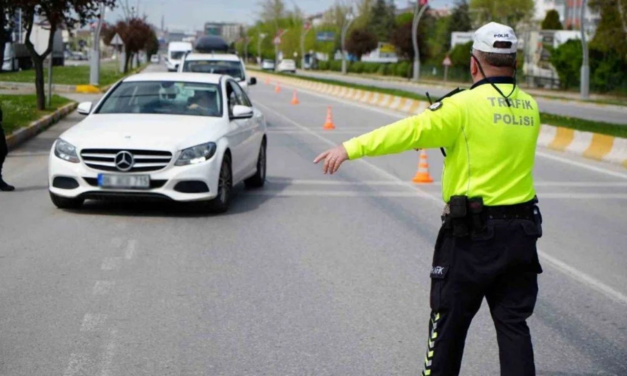 Yeni yaptırımlar geliyor! Kırmızı ışıktan yol kesmeye trafik cezaları sil baştan! İşte madde madde yeni trafik cezaları 5