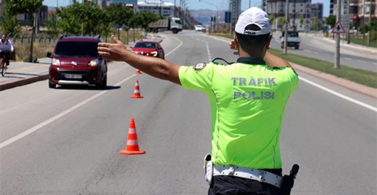 Yeni yaptırımlar geliyor! Kırmızı ışıktan yol kesmeye trafik cezaları sil baştan! İşte madde madde yeni trafik cezaları 6