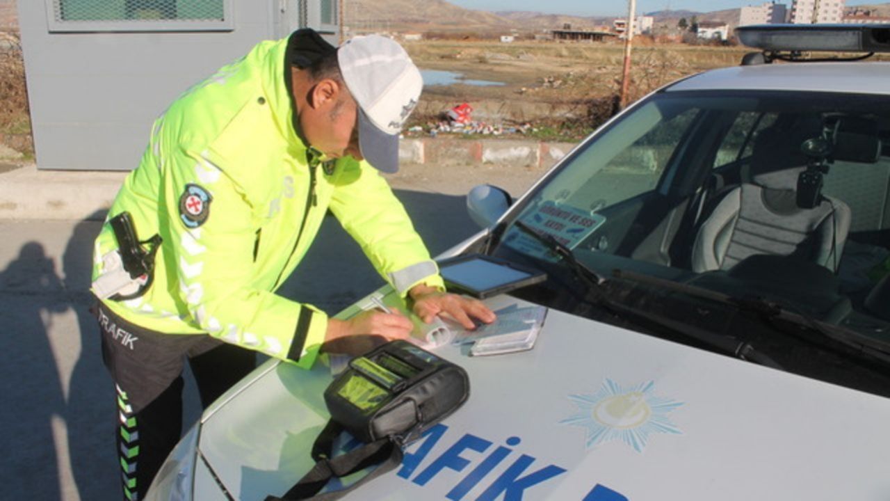 Yeni yaptırımlar geliyor! Kırmızı ışıktan yol kesmeye trafik cezaları sil baştan! İşte madde madde yeni trafik cezaları 7