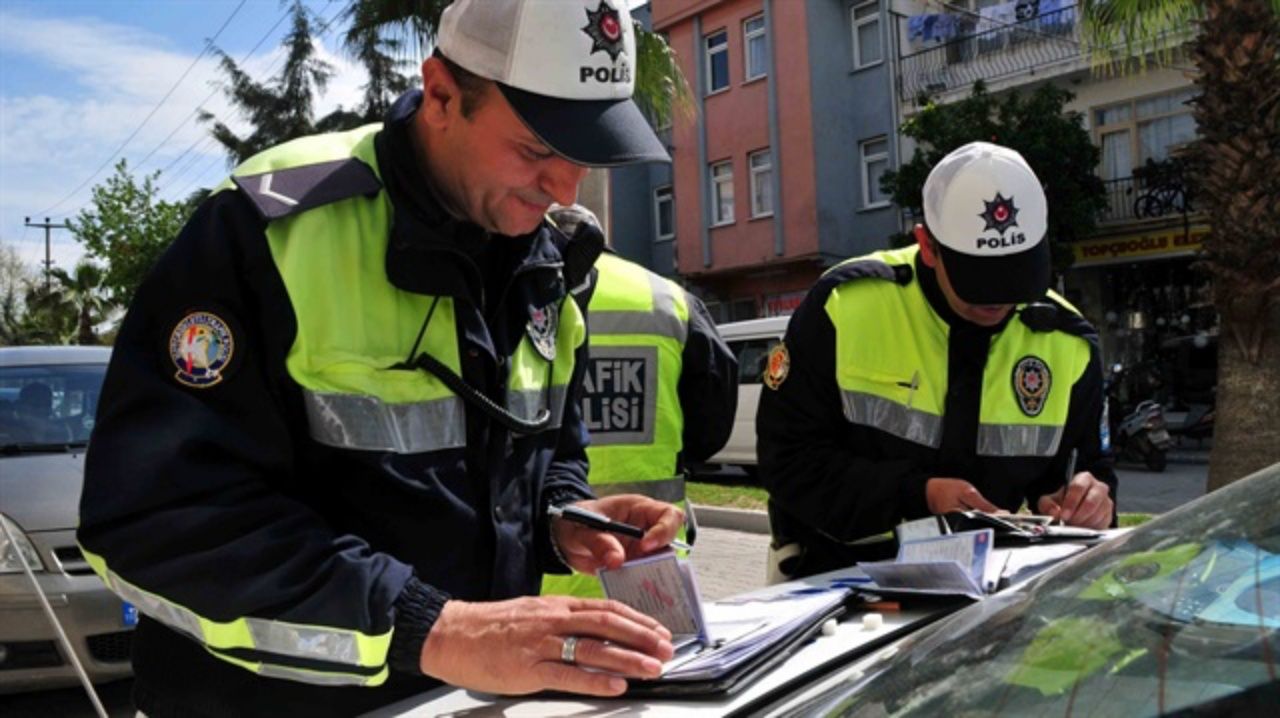Yeni yaptırımlar geliyor! Kırmızı ışıktan yol kesmeye trafik cezaları sil baştan! İşte madde madde yeni trafik cezaları 8
