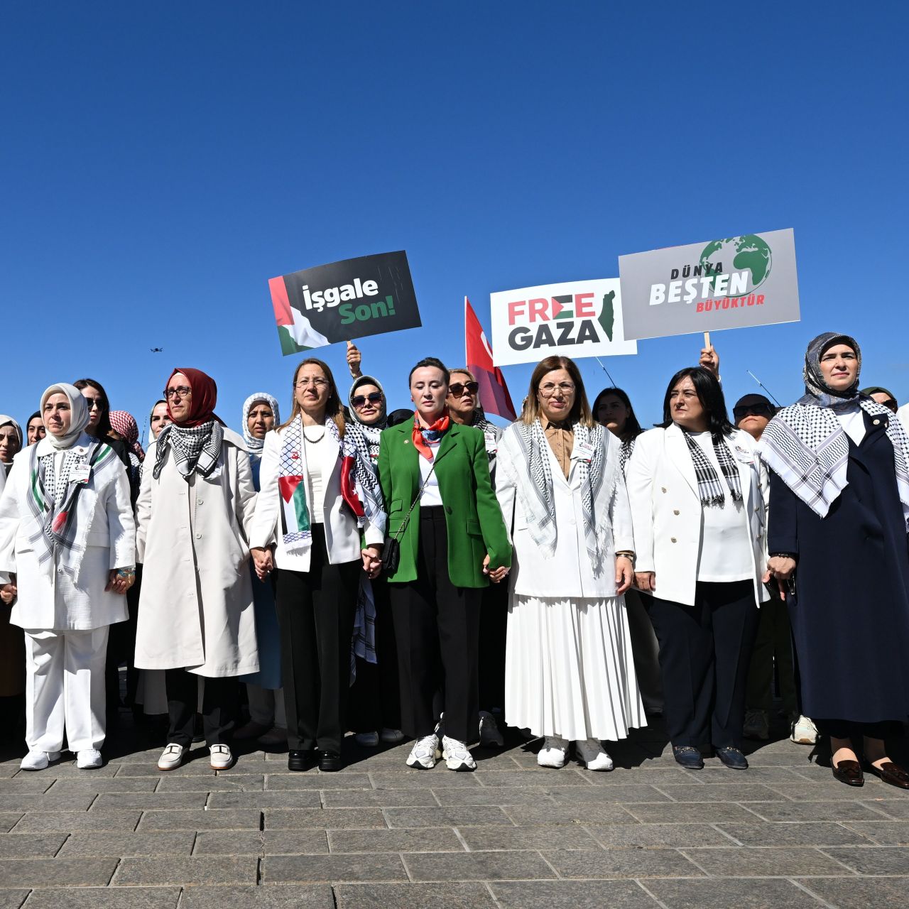 Binlerce kadın, Gazze’nin çığlığına ses oldu! Üsküdar’dan Harem’e uzanan “sessiz zincir” 1