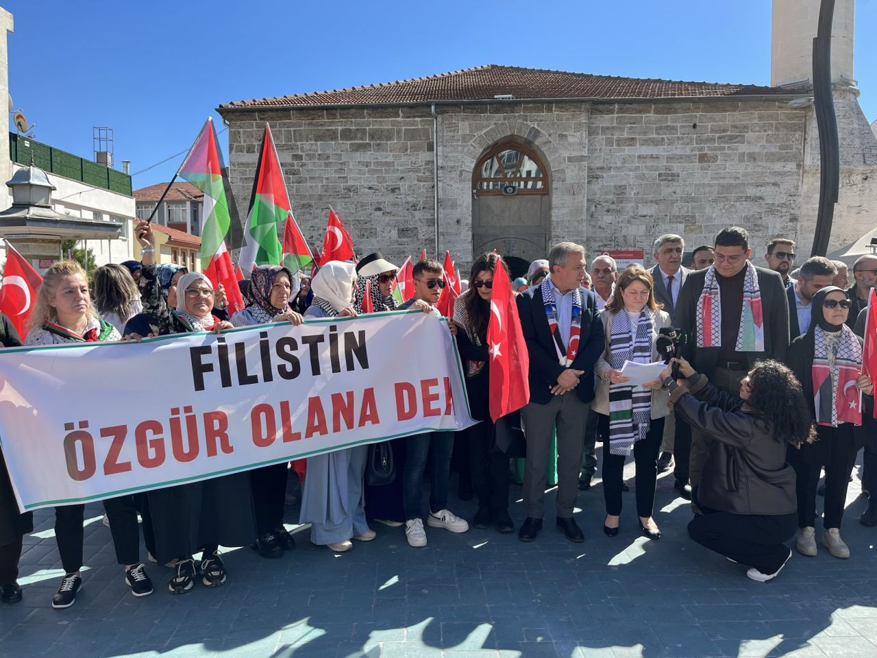 Binlerce kadın, Gazze’nin çığlığına ses oldu! Üsküdar’dan Harem’e uzanan “sessiz zincir” 3