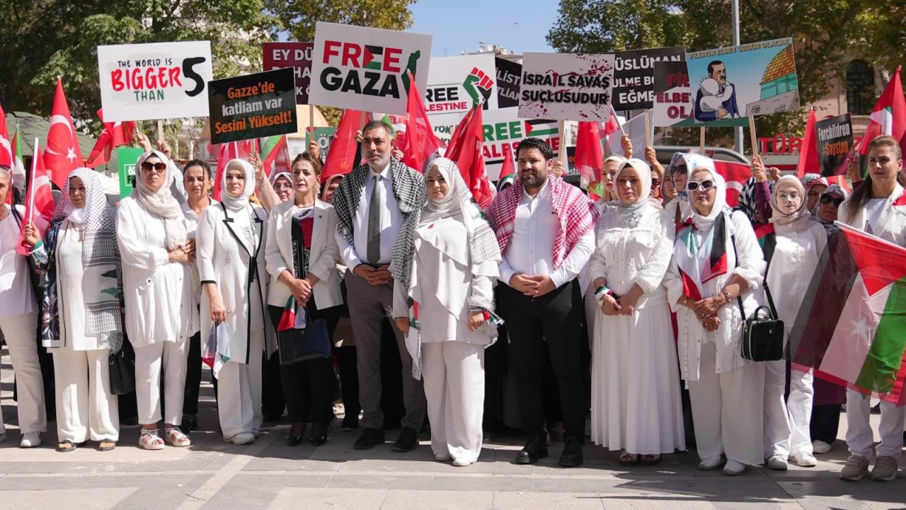 Binlerce kadın, Gazze’nin çığlığına ses oldu! Üsküdar’dan Harem’e uzanan “sessiz zincir” 8