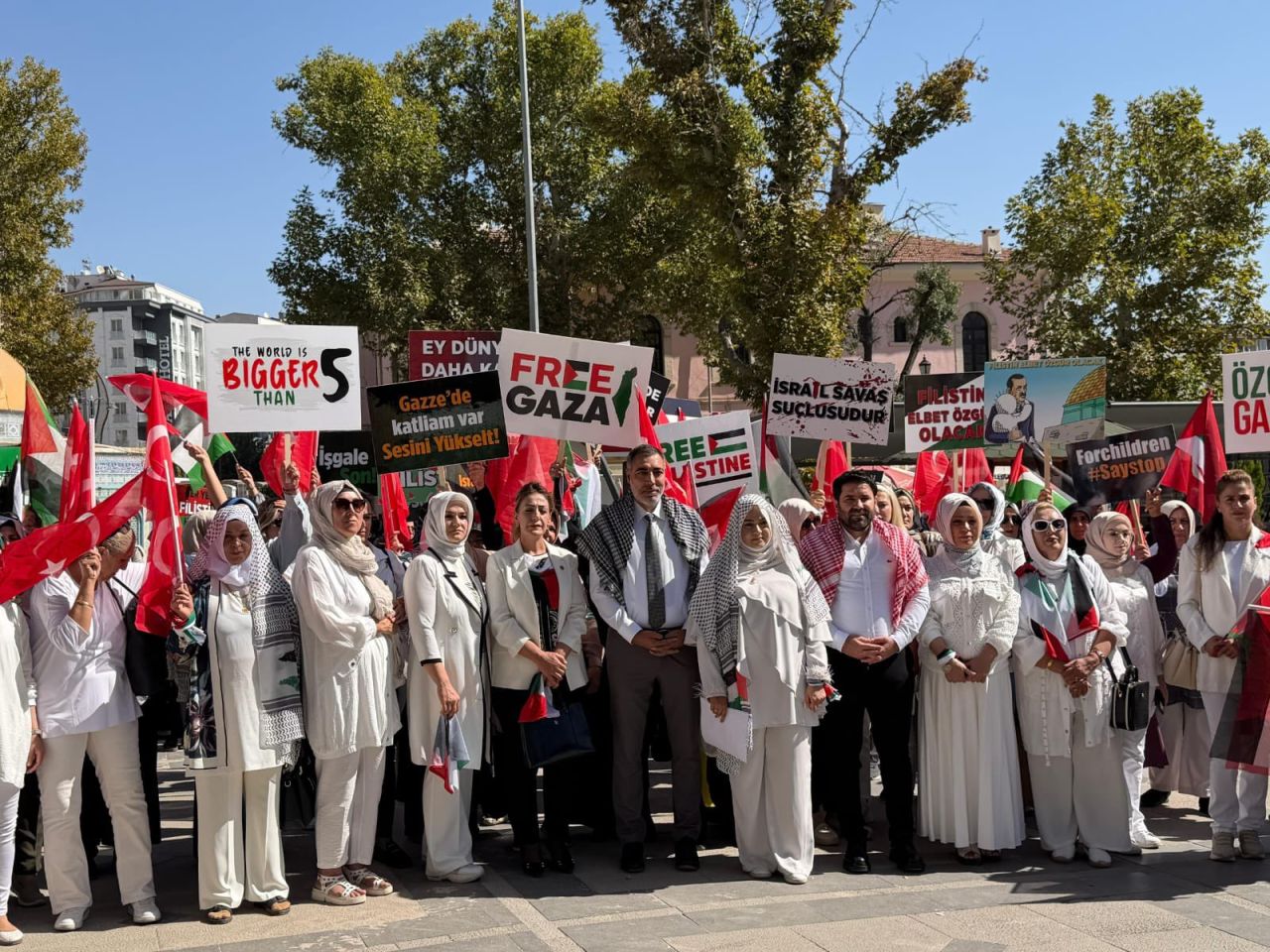 Binlerce kadın, Gazze’nin çığlığına ses oldu! Üsküdar’dan Harem’e uzanan “sessiz zincir” 5