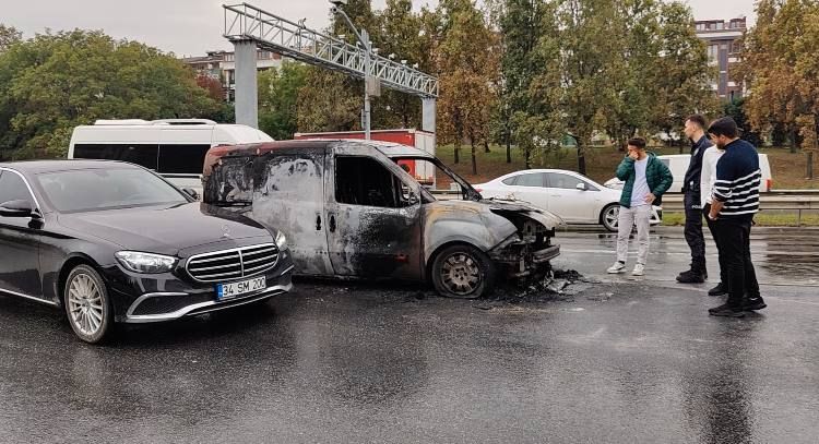 Bayrampaşa’da dehşet anları: Hafif ticari araç bir anda alev topuna döndü! 4