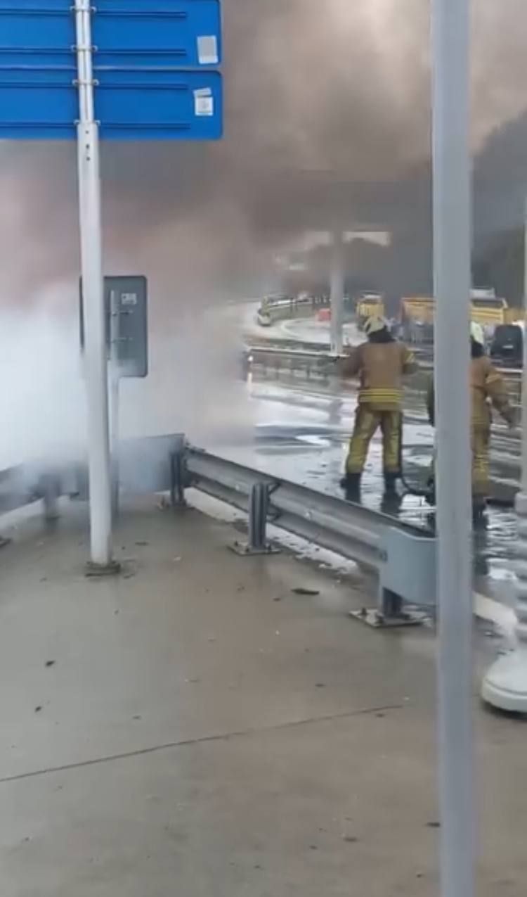 Bayrampaşa’da dehşet anları: Hafif ticari araç bir anda alev topuna döndü! 1