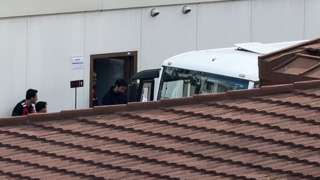 Uyuşturucu soruşturması! İşlemleri tamamlanan ünlüler Adli Tıp Kurumu'ndan ayrıldı 7