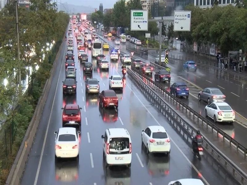 İstanbul’da yağmur trafiği felç etti! Yoğunluk yüzde 80’i aştı... 4