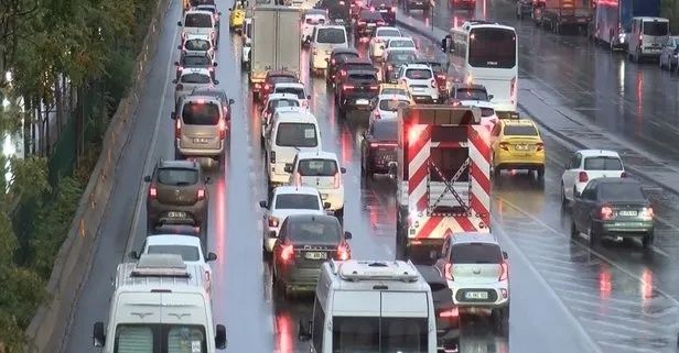 İstanbul’da yağmur trafiği felç etti! Yoğunluk yüzde 80’i aştı... 3