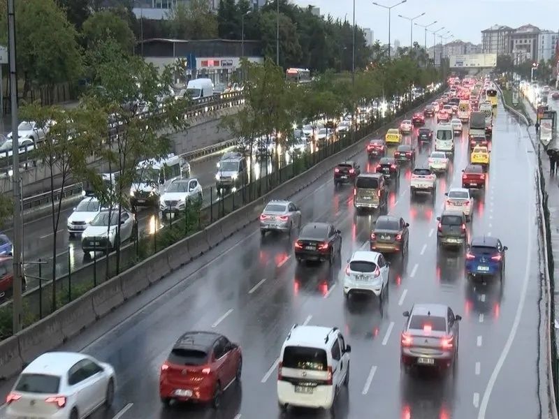 İstanbul’da yağmur trafiği felç etti! Yoğunluk yüzde 80’i aştı... 2