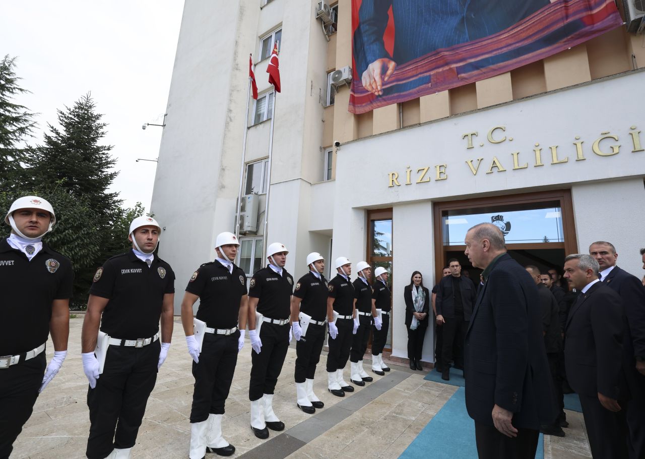 Erdoğan’a Rize’de sevgi seli! Cuma namazı sonrası vatandaşlarla sohbet etti 4