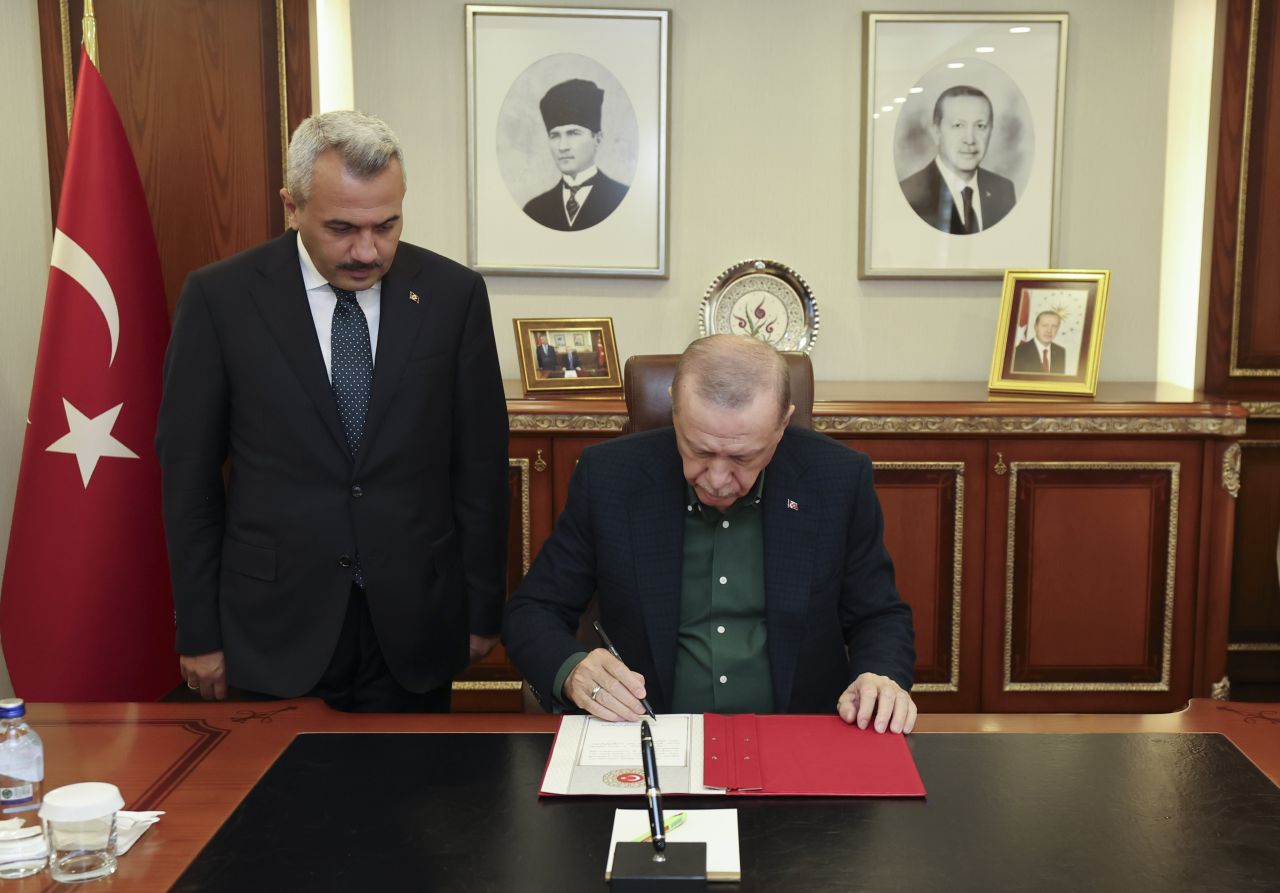 Erdoğan’a Rize’de sevgi seli! Cuma namazı sonrası vatandaşlarla sohbet etti 5