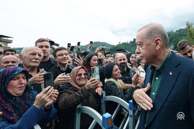Erdoğan’a Rize’de sevgi seli! Cuma namazı sonrası vatandaşlarla sohbet etti 3